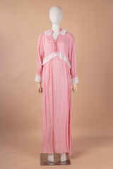 قميص نوم طويل بلون وردي فاتح وبتفاصيل دانتيل ناعمة #1134