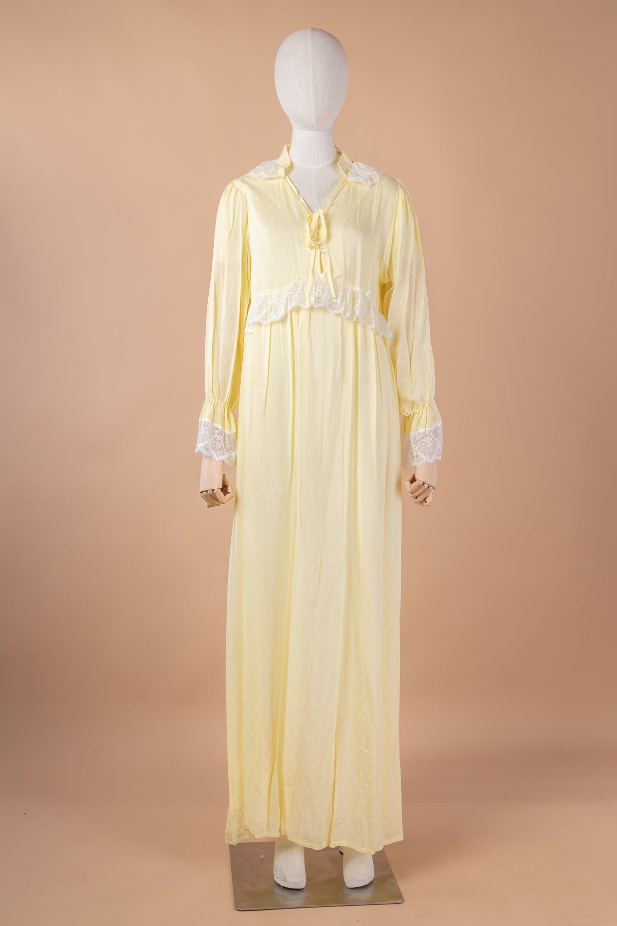 قميص نوم طويل بلون وردي فاتح وبتفاصيل دانتيل ناعمة #1134